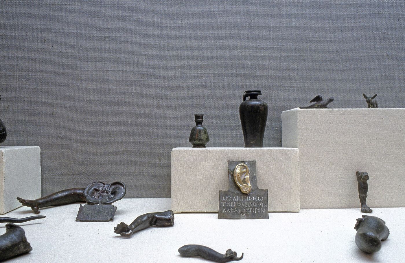 Kleine Bronzeobjekte aus Pergamon in einer Vitrine im Museum Bergama