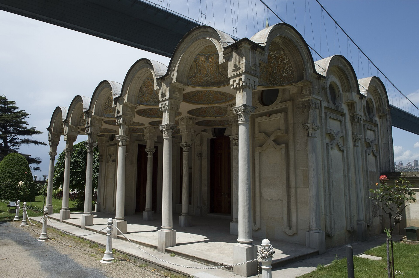 The Selamlık sea kiosk of Beylerbeyi Palace, an open marble pavilion of arches and columns, with the underside of the bridge visible above