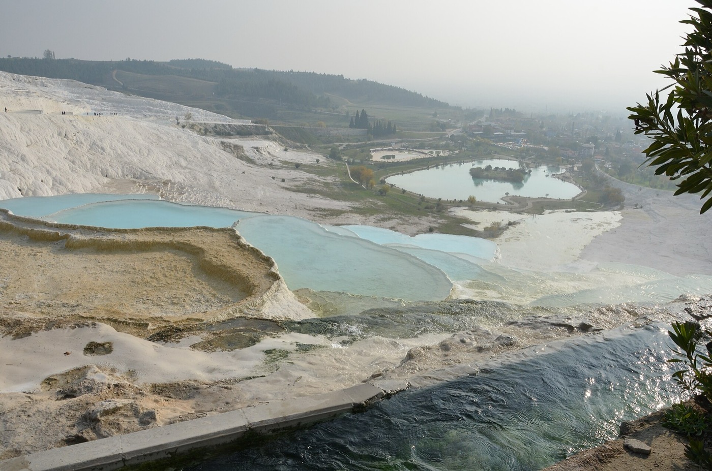 Die weißen Travertinterrassen von Pamukkale mit ihren flachen Becken