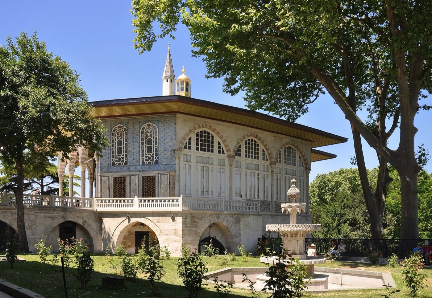 The Baghdad Kiosk on its raised marble terrace at Topkapı Palace, with tiled walls, wide eaves and a marble fountain in the garden below